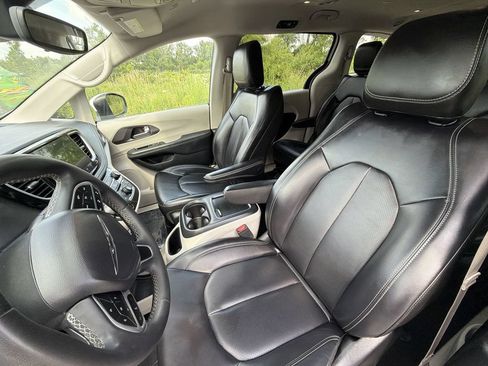Used 2023 Chrysler Pacifica Touring-L FWD image 13
