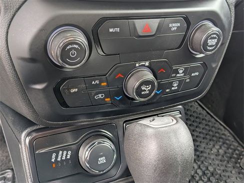 Used 2018 Jeep Renegade Latitude w/ Cold Weather Group image 21
