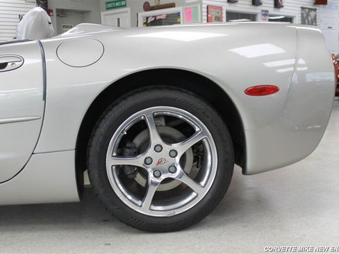 Used 2000 Chevrolet Corvette Convertible w/ Performance Handling Pkg RWD image 29