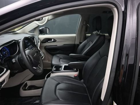 Used 2024 Chrysler Pacifica Touring-L FWD image 26