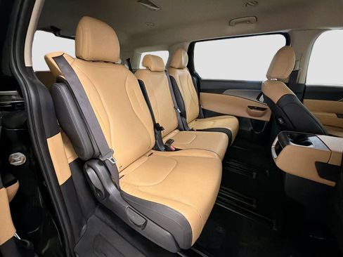 Used 2024 Kia Carnival LX FWD image 30