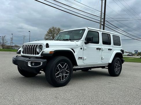 Used 2025 Jeep Wrangler Sahara AWD/4WD image 7