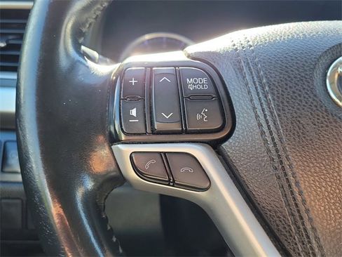 Used 2019 Toyota Highlander SE w/ Carpet Mat Package (TMS) image 16
