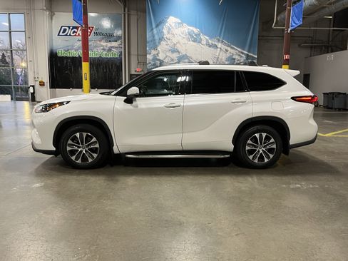 Used 2021 Toyota Highlander XLE image 2