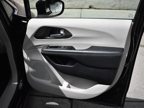 Used 2024 Chrysler Pacifica Touring-L FWD image 21