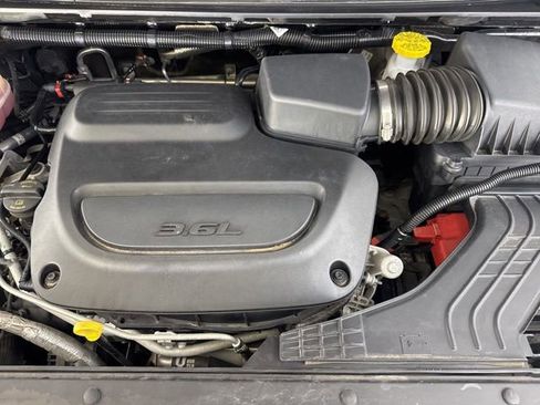 Used 2023 Chrysler Pacifica Touring-L FWD image 17
