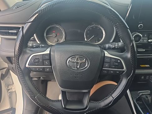 Used 2024 Toyota Highlander XLE FWD image 15
