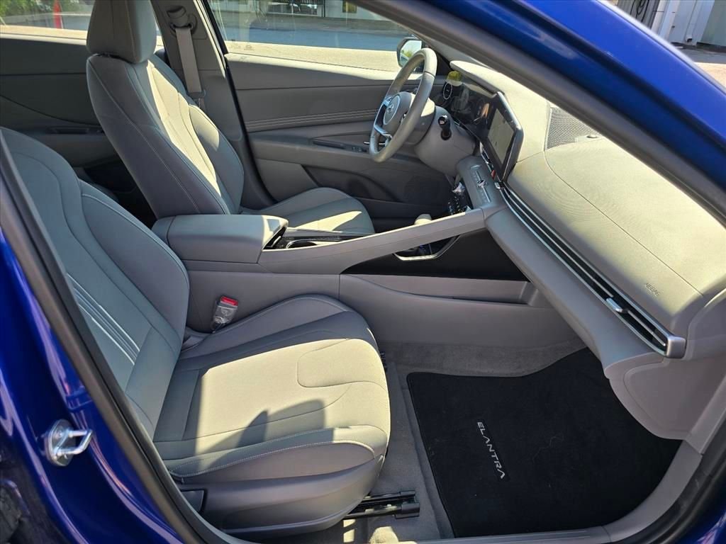Used 2023 Hyundai Elantra SEL w/ Convenience Package FWD image 14