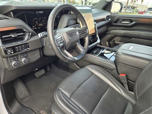 Used 2025 GMC Yukon XL Denali image 10