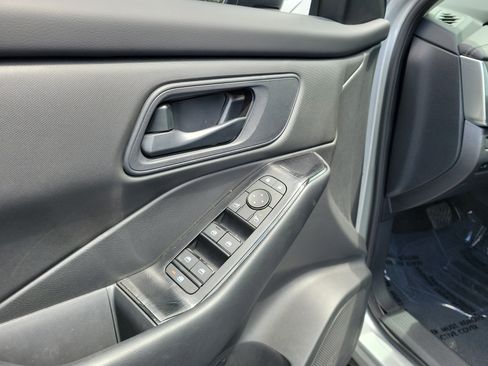 Used 2025 Nissan Rogue S AWD/4WD image 18