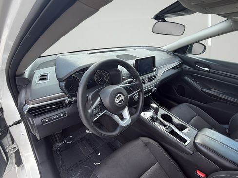 Used 2025 Nissan Altima 2.5 SV FWD image 13