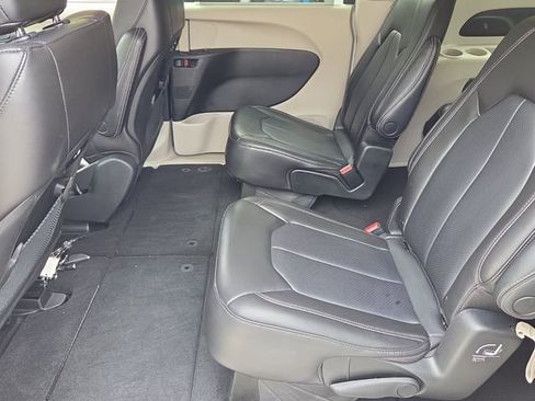 Used 2023 Chrysler Pacifica Touring-L FWD image 13
