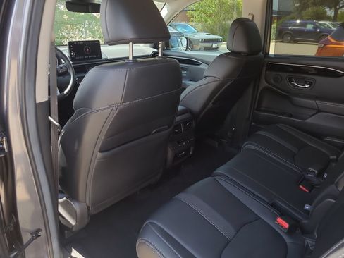 Used 2025 Honda Pilot EX-L image 9