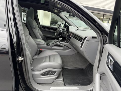 Used 2023 Porsche Cayenne w/ Premium Package AWD/4WD image 23