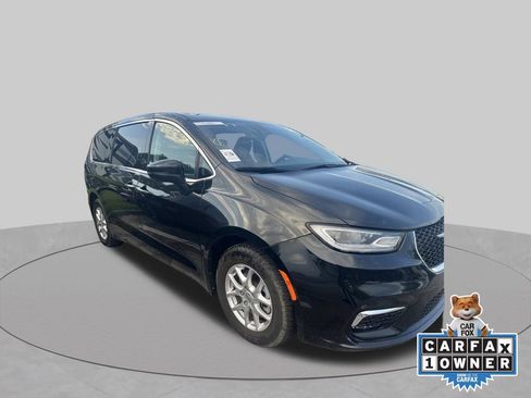 Used 2023 Chrysler Pacifica Touring-L FWD image 1