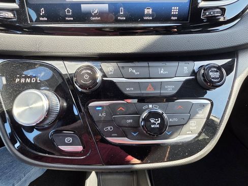 Used 2025 Chrysler Pacifica Select FWD image 18