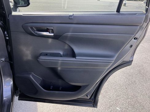 Used 2021 Toyota Highlander XLE image 31