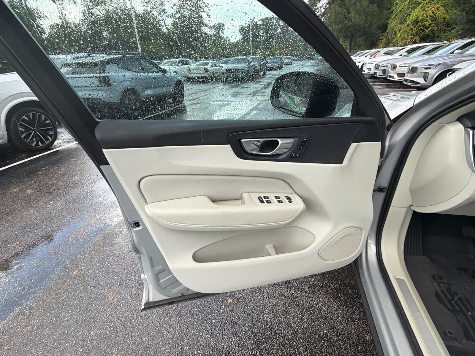 Used 2024 Volvo XC60 B5 Plus w/ Protection Package Premier AWD/4WD image 25