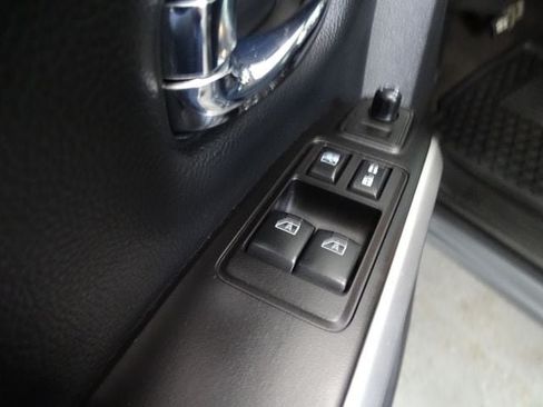 Used 2018 Nissan Titan SV w/ SV Convenience Package AWD/4WD image 10
