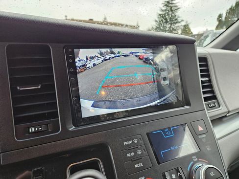 Used 2016 Toyota Sienna LE image 8