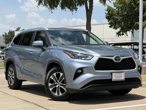 Certified 2024 Toyota Highlander XLE FWD image 2