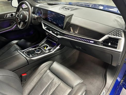 Used 2025 BMW X7 M60i AWD/4WD image 29
