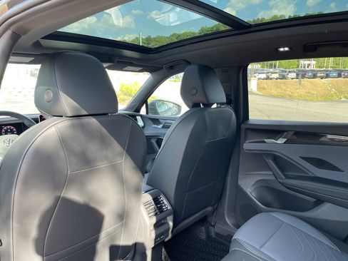 New 2026 Volkswagen Tiguan SE R-Line FWD image 13