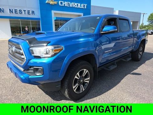 Used 2017 Toyota Tacoma TRD Sport AWD/4WD image 4