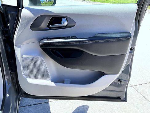 Used 2022 Chrysler Pacifica Touring-L FWD image 17