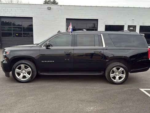 Used 2017 Chevrolet Suburban LT image 4