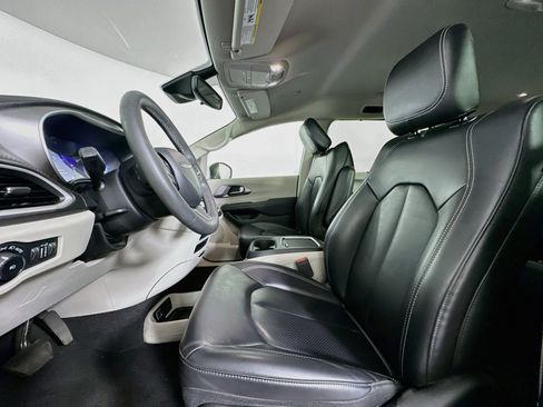 Used 2023 Chrysler Pacifica Touring-L AWD/4WD image 13