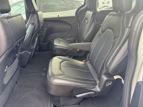 Used 2025 Chrysler Pacifica Select image 27