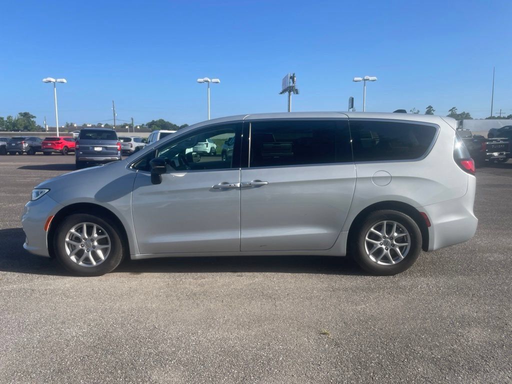 Used 2024 Chrysler Pacifica Touring-L FWD image 4
