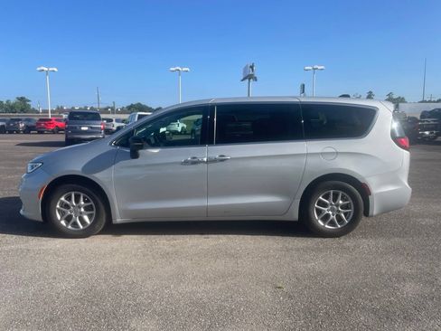 Used 2024 Chrysler Pacifica Touring-L FWD image 4