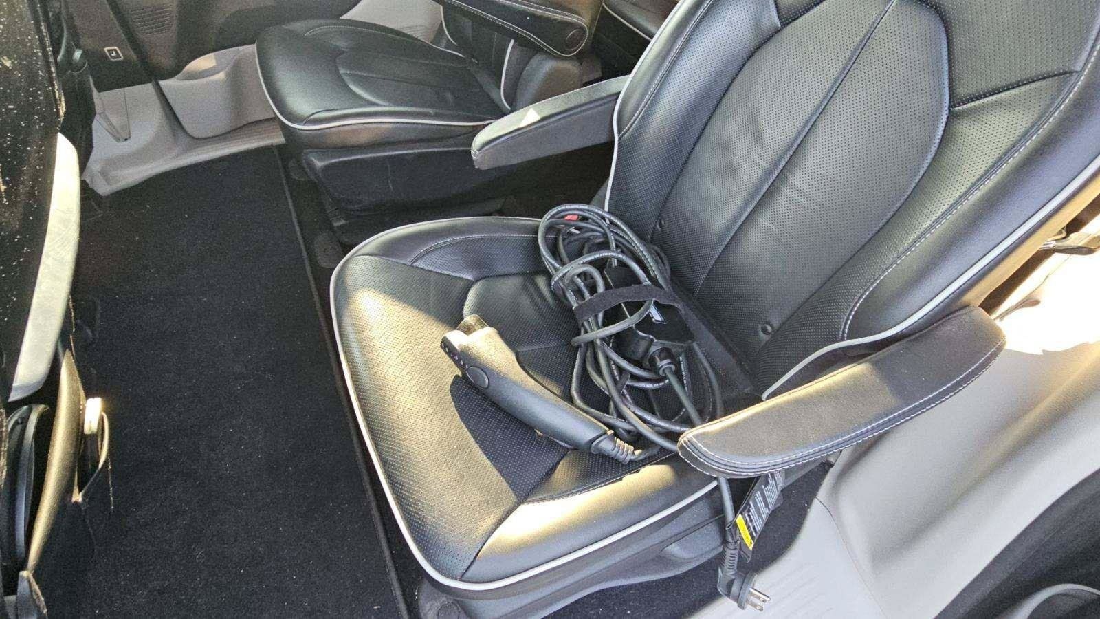 Used 2021 Chrysler Pacifica Limited w/ Uconnect Theater Family Group FWD image 10