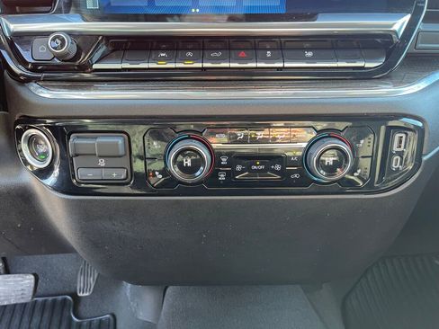 Used 2025 Chevrolet Silverado 1500 LT image 10