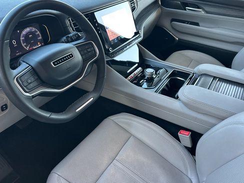 Used 2024 Jeep Wagoneer L Series II w/ Flexible Seating Group image 9