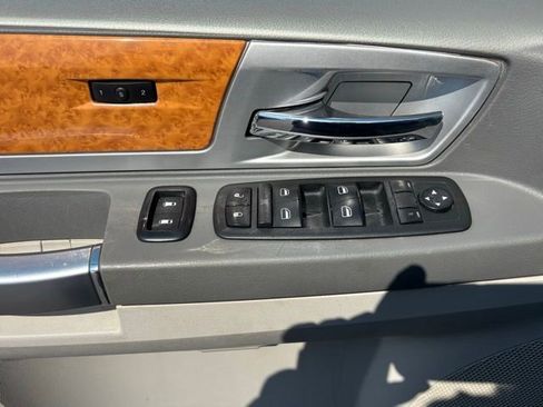 Used 2009 Chrysler Town & Country Limited w/ Entertainment Group #3 FWD image 10