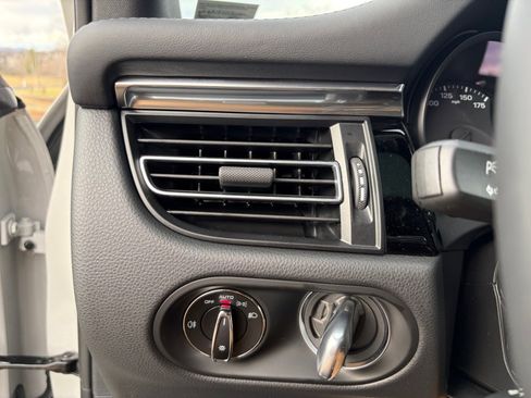 Certified 2026 Porsche Macan Base image 24