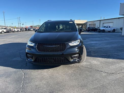 New 2026 Chrysler Pacifica Limited w/ S Appearance Package FWD image 9