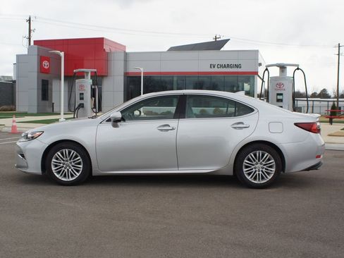Used 2016 Lexus ES 350 w/ Navigation System Package image 10