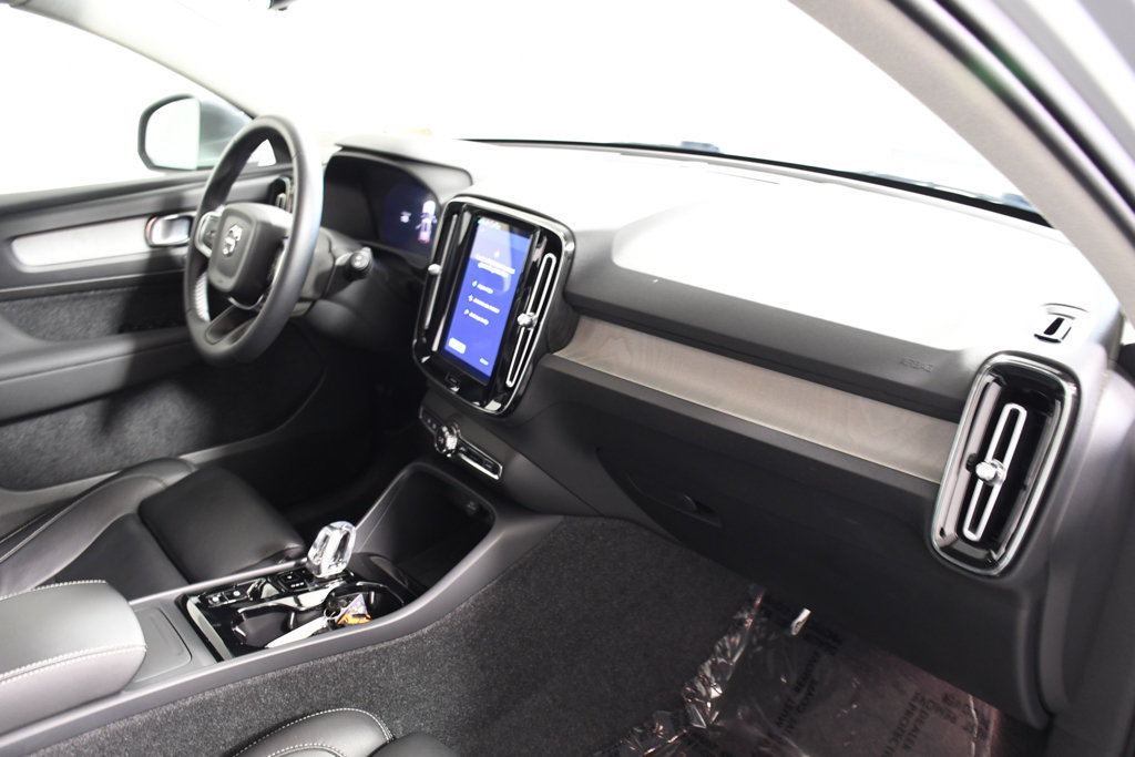 Used 2025 Volvo XC40 B5 Plus AWD/4WD image 19