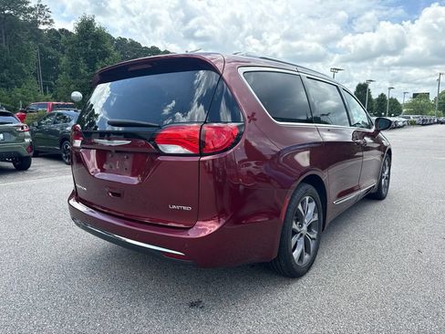 Used 2017 Chrysler Pacifica Limited w/ Tire & Wheel Group FWD image 5
