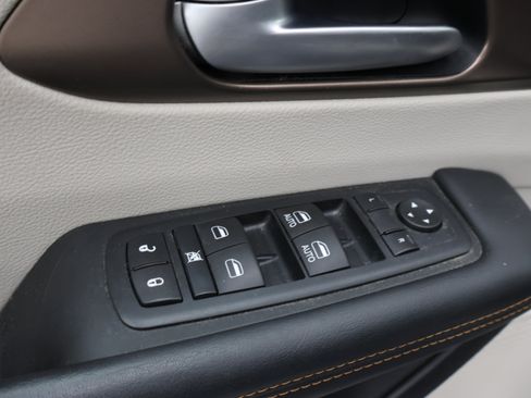 Used 2017 Chrysler Pacifica Touring-L FWD image 41