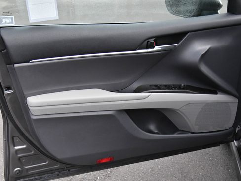 Used 2024 Toyota Camry SE image 14