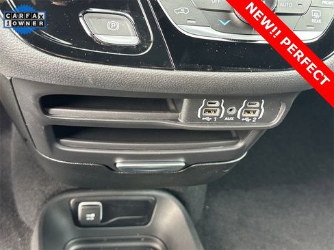Used 2025 Chrysler Pacifica Select image 24