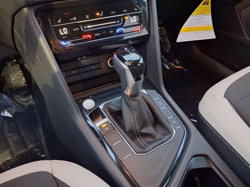 New 2026 Volkswagen Taos SE image 9