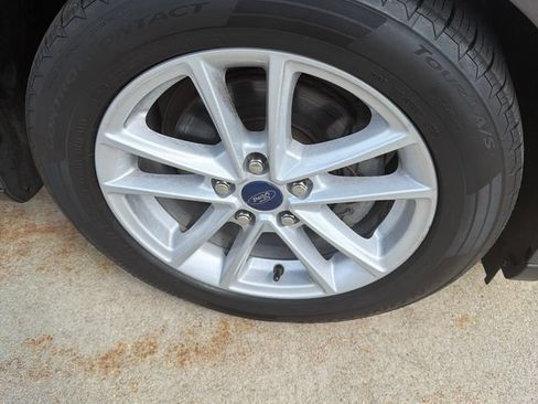 Used 2018 Ford Focus SE w/ Cold Weather Package FWD image 9
