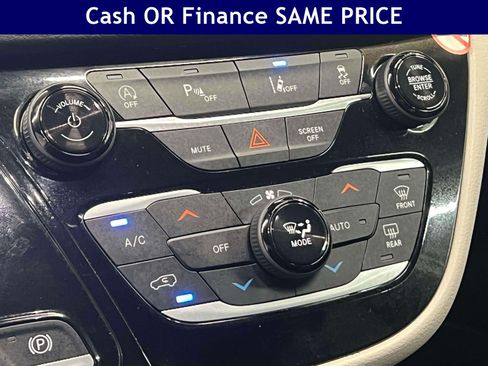 Used 2024 Chrysler Pacifica Touring-L FWD image 27