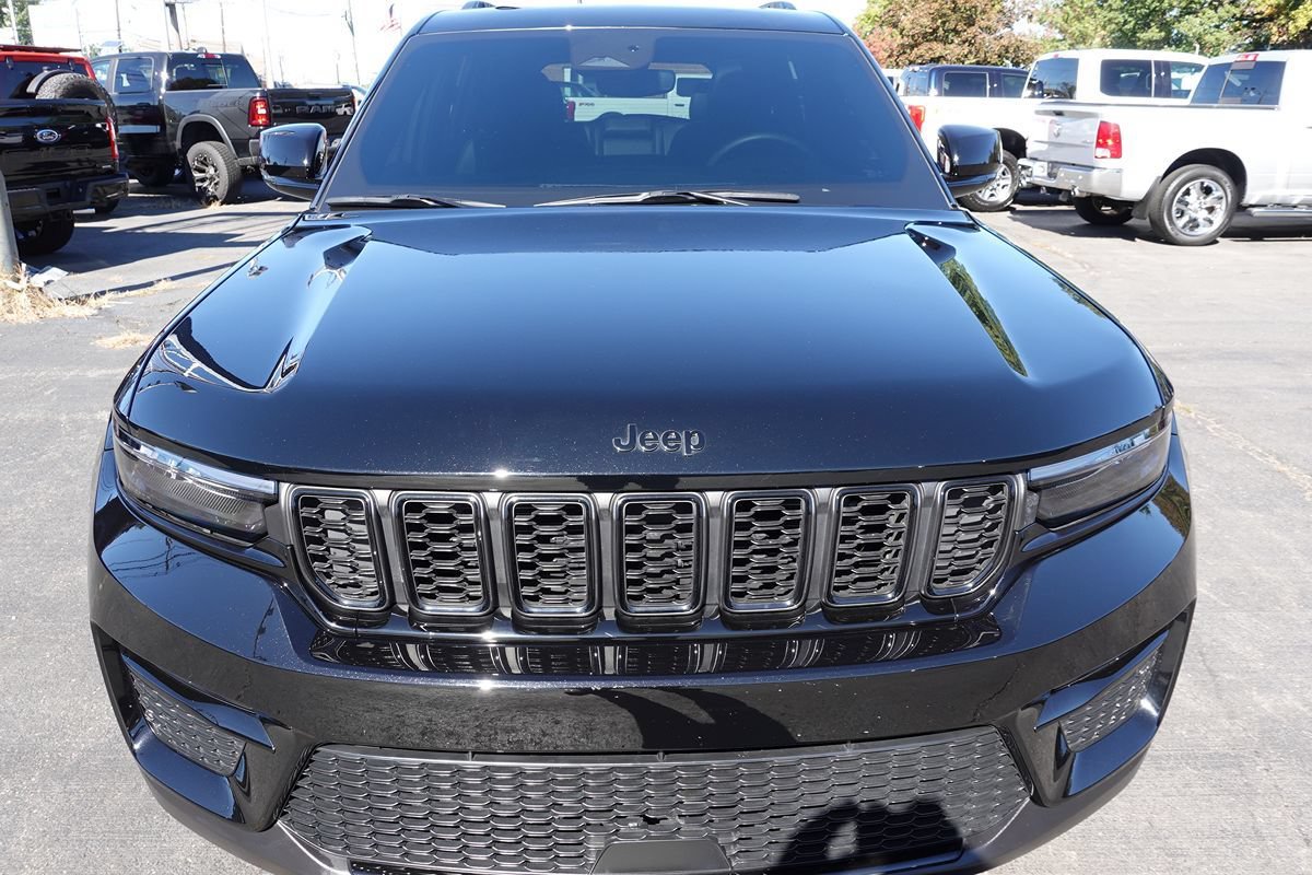 Used 2024 Jeep Grand Cherokee Limited w/ Black Appearance Package AWD/4WD image 6